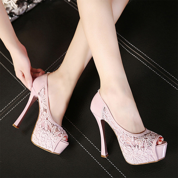 Ενδιαφέρουσες γυναικεία δαντελωτά σανδάλια με ψηλό τακούνι σε δύο χρώματα