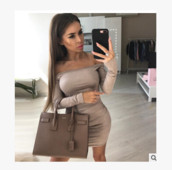 Rochie scurtă de damă subțire cu umerii căzuți