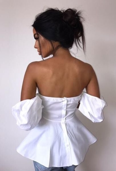 Κομψή γυναικεία μπλούζα με ενδιαφέρον μανίκια και ασύμμετρο μήκος