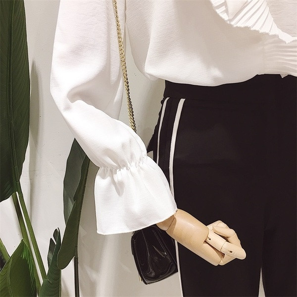 Αποτελεσματικό γυναικείο πουκάμισο με κορδέλα και μανίκια σε λευκό χρώμα