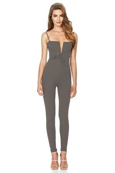 Κομψές γυναικείες φόρμες με λεπτές ζεύξεις και ενδιαφέρουσες διασταυρώσεις σε διάφορα χρώματα