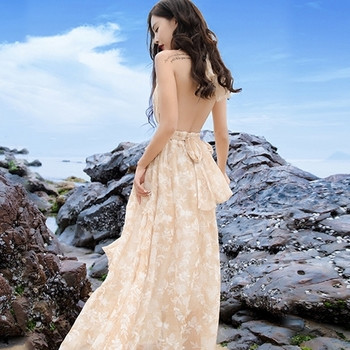 Γυναικείο φόρεμα με γυμνή πλάτη  και λαιμόκοψη σε σχήμα V σε ανοιχτόχρωμο χρώμα με φυτικά μοτίβα