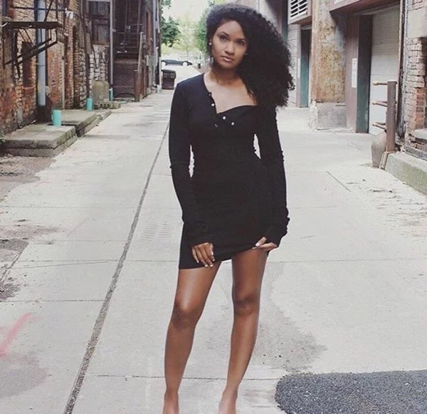 Γυναικείο αθλητικό φόρεμα  με ρυθμιζόμενο λαιμόκοψη σε διάφορα χρώματα