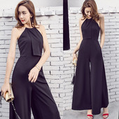 Salopetă de damă elegantă cu spatele gol într-un model decupat