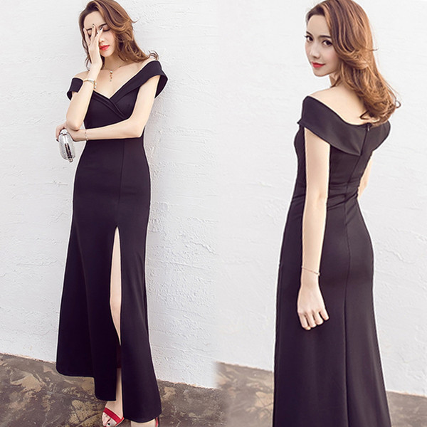 Rochie neagra de dama cu umerii goi si cu fanta