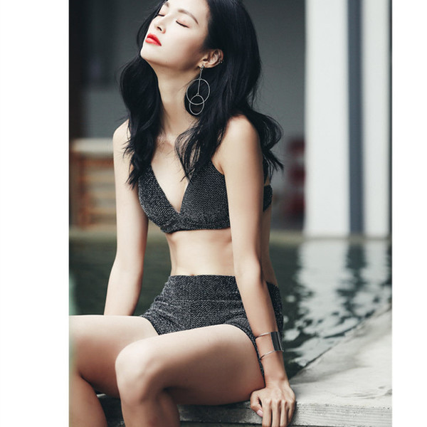 Ένα ενδιαφέρον μαγιό δύο τεμαχίων με oversole cross-strap, παντελόνι τύπου παντελόνι