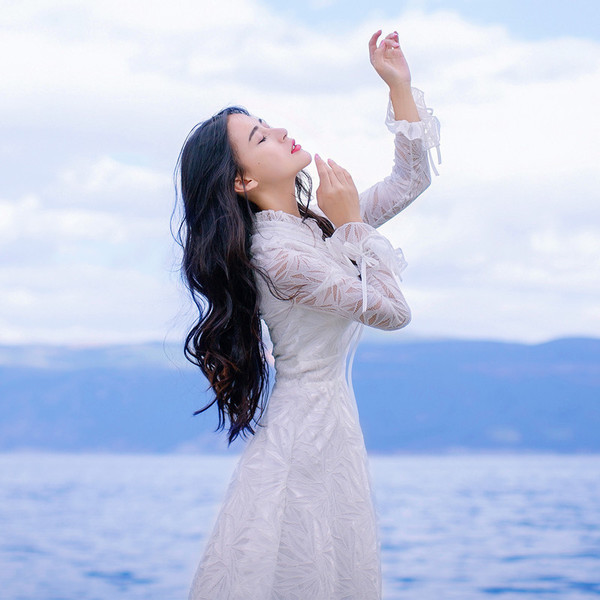 Γυναικείο κομψό φόρεμα με κεντήματα και O-neckline με κορδόνια