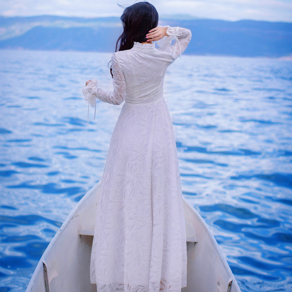 Γυναικείο κομψό φόρεμα με κεντήματα και O-neckline με κορδόνια