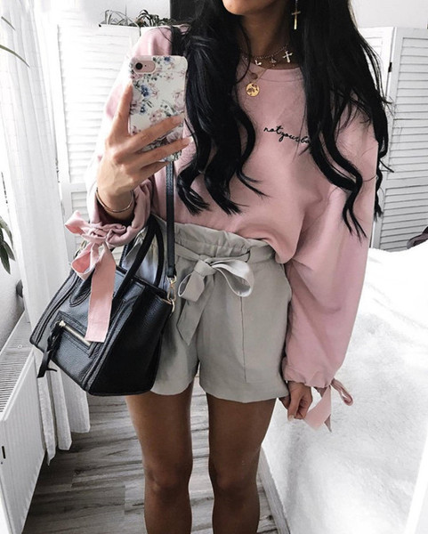 Σύντομη γυναικεία μπλούζα με κολάρο σε σχήμα O και φαρδιά μανίκια με δίχρωμους δεσμούς