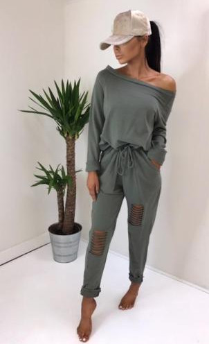 Ένα σύγχρονο γυναικείο  αθλητικό σετ  σε τρία χρώματα