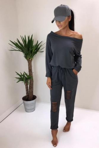 Ένα σύγχρονο γυναικείο  αθλητικό σετ  σε τρία χρώματα