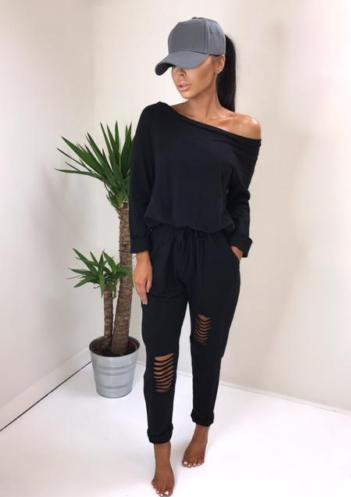 Ένα σύγχρονο γυναικείο  αθλητικό σετ  σε τρία χρώματα