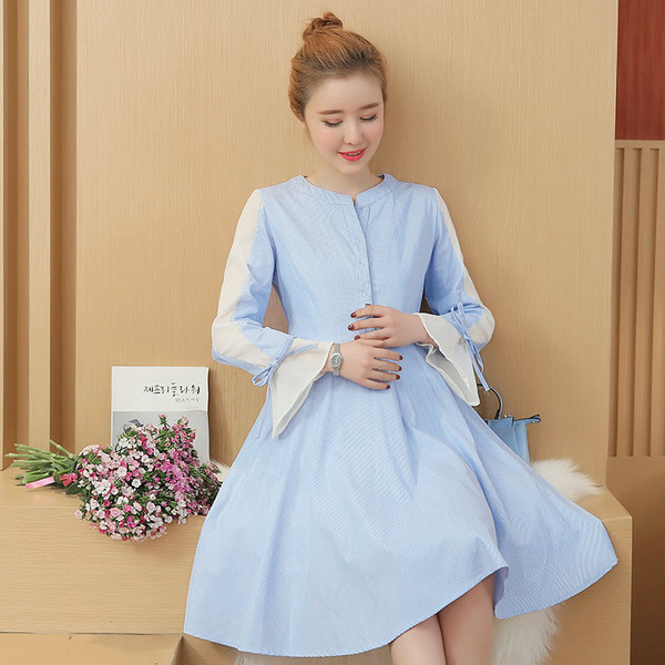 Καθημερινή φόρεμα για έγκυες γυναίκες με ριγέ μανίκια σε δύο χρώματα