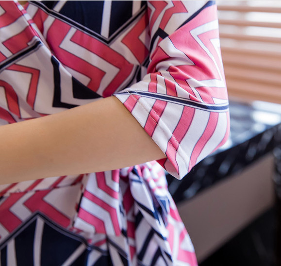 Γυναικείο φόρεμα με ντεκολτέ σε σχήμα V με σχισμή