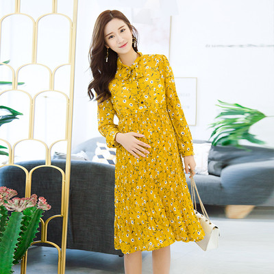 Нежна дамска рокля за бременни в жълт цвят с флорални мотиви 