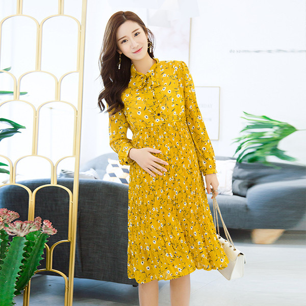 Rochie blândă de damă pentru gravide de culoare galbenă cu motive florale