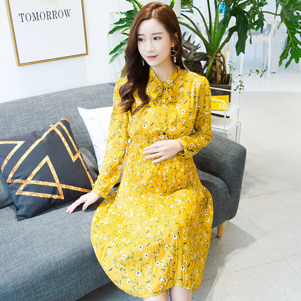 Rochie blândă de damă pentru gravide de culoare galbenă cu motive florale