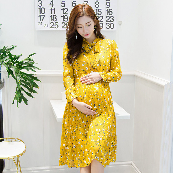 Rochie blândă de damă pentru gravide de culoare galbenă cu motive florale