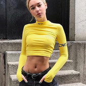 Bluză scurtă de damă subțire cu guler în formă de O de culoare galbenă