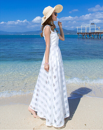Μακρύ γυναικείο φόρεμα με δαντέλα σε λευκό, κατάλληλο για τη καθημερινή ζωή