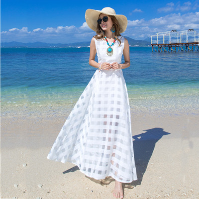 Μακρύ γυναικείο φόρεμα με δαντέλα σε λευκό, κατάλληλο για τη καθημερινή ζωή