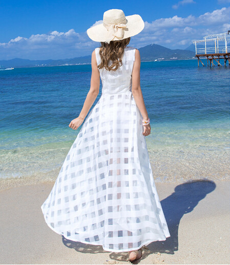 Μακρύ γυναικείο φόρεμα με δαντέλα σε λευκό, κατάλληλο για τη καθημερινή ζωή