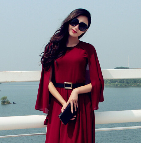 Κομψό γυναικείο φόρεμα με ζώνη και κομμένα μανίκια