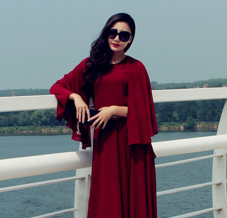 Κομψό γυναικείο φόρεμα με ζώνη και κομμένα μανίκια