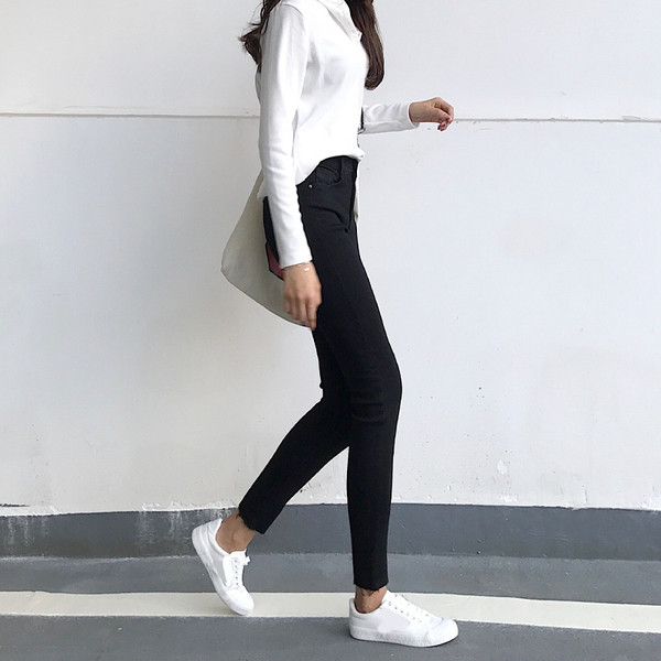 Casual γυναικεία τζιν με υψηλή μέση σε μαύρο χρώμα