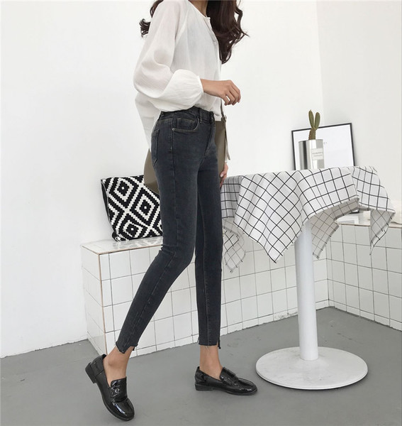 Μοντέρνο μοντέλο γυναικεία  τζιν 