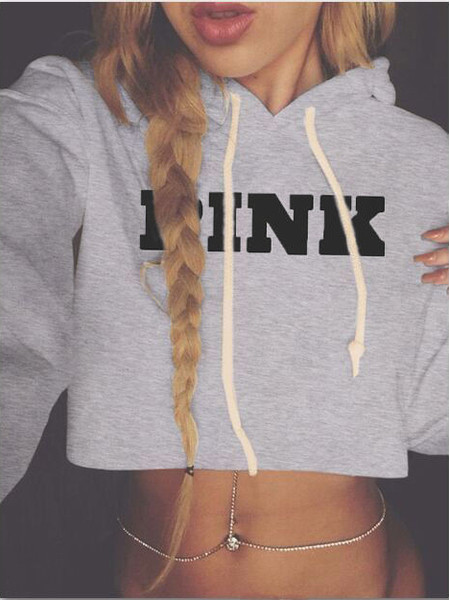 Hanorac sport de damă scurtat, cu glugă, cravate și inscripție în două culori