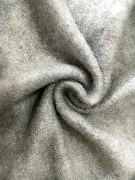 Hanorac sport de damă scurtat, cu glugă, cravate și inscripție în două culori