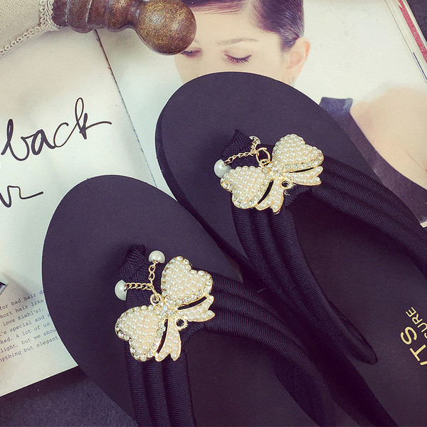 Γυναικείες  παντόφλες με μεγάλη πλατφόρμα και όμορφο στοιχείο 