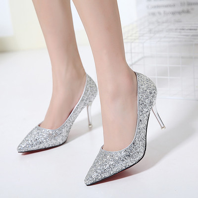 Fényes női hegyes cipő közepes alacsony sarkú ezüst és arany színben