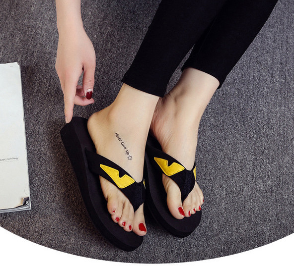 Καθημερινές γυναικείες  παντόφλες με χαμηλή σόλα κατάλληλη για τη καθημερινή ζωή