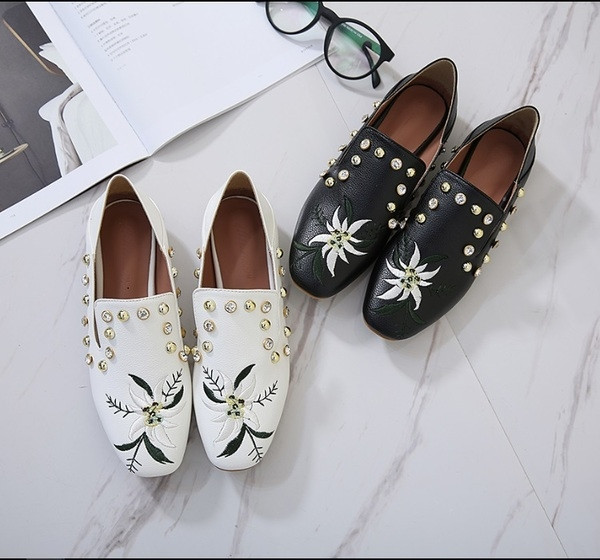 Mocasini casual dama cu broderie, pietre decorative si nituri in alb si negru