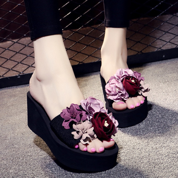 Γυναικείες  παντόφλες  σε μαύρο χρώμα με διακόσμηση λουλουδιών