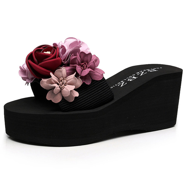 Γυναικείες  παντόφλες  σε μαύρο χρώμα με διακόσμηση λουλουδιών