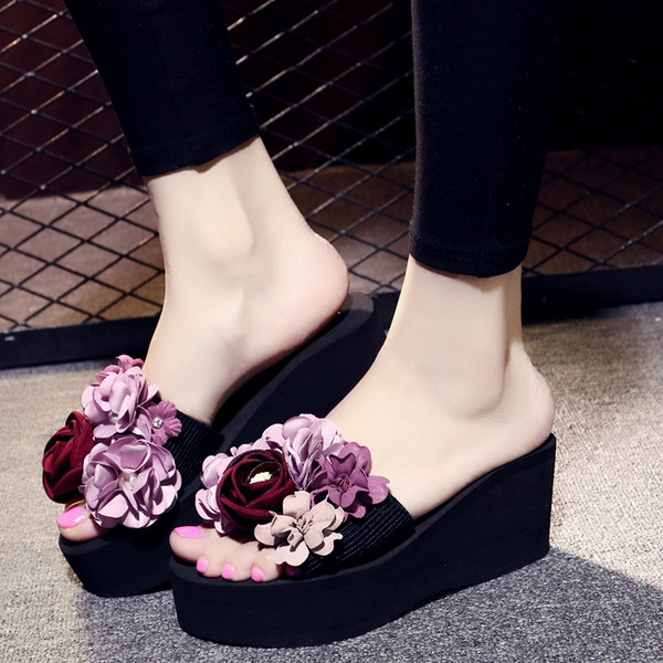 Γυναικείες  παντόφλες  σε μαύρο χρώμα με διακόσμηση λουλουδιών