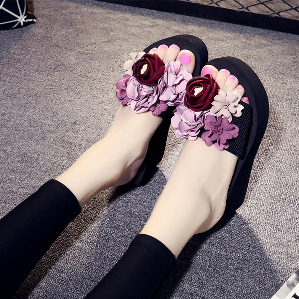 Γυναικείες  παντόφλες  σε μαύρο χρώμα με διακόσμηση λουλουδιών