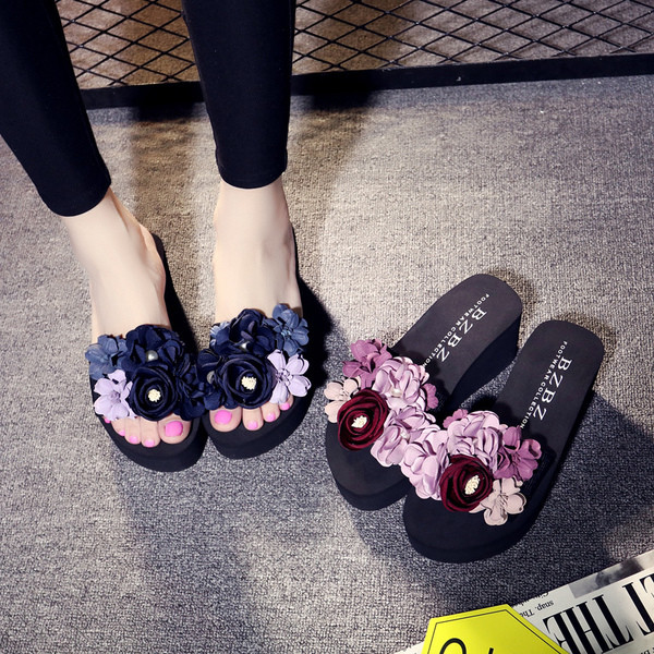 Γυναικείες  παντόφλες  σε μαύρο χρώμα με διακόσμηση λουλουδιών