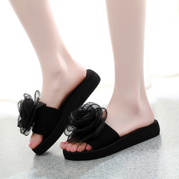 Γυναικείες παντόφλες με επίπεδη σόλα με στοιχείο λουλουδιών