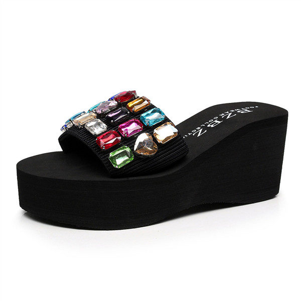 Γυναικείες παντόφλες με πέτρες και σε δύο μοντέλα πλατφόρμα σε μαύρο χρώμα