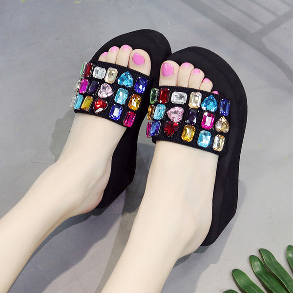 Γυναικείες παντόφλες με πέτρες και σε δύο μοντέλα πλατφόρμα σε μαύρο χρώμα