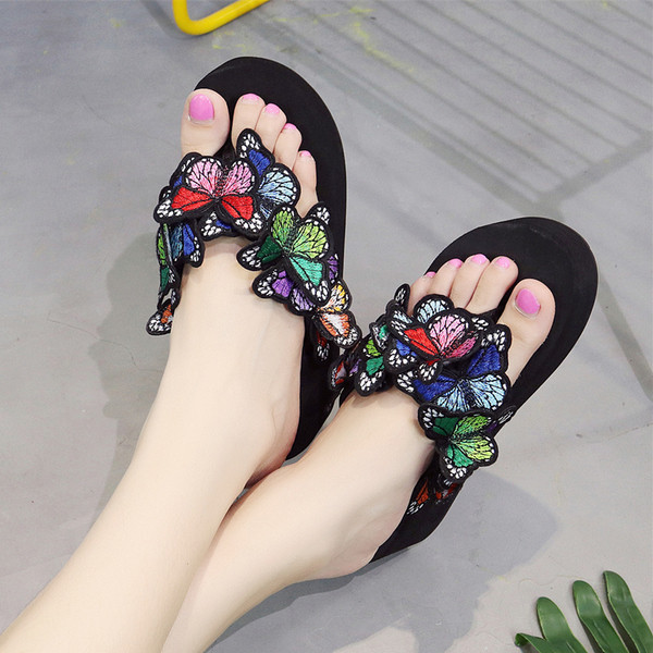 Papuci de damă cu decor în culori 3D