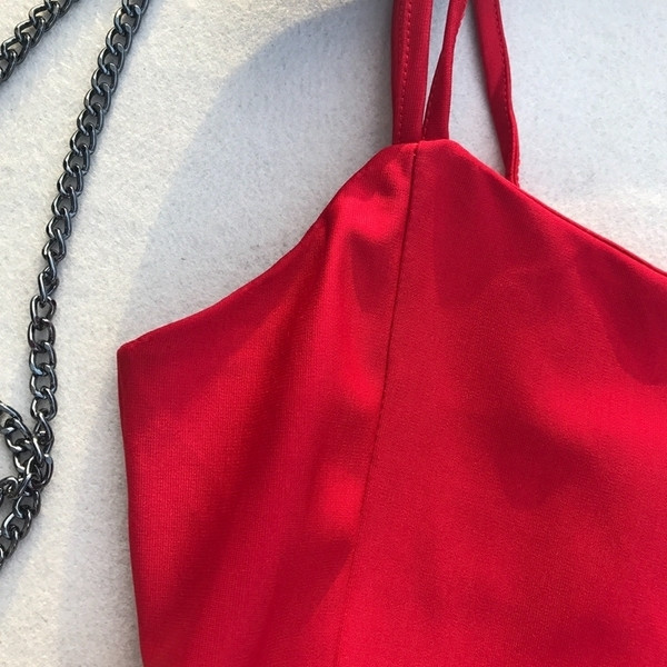 Καθημερινό γυναικείο φόρεμα με λεπτές λωρίδες σε μαύρο και κόκκινο χρώμα