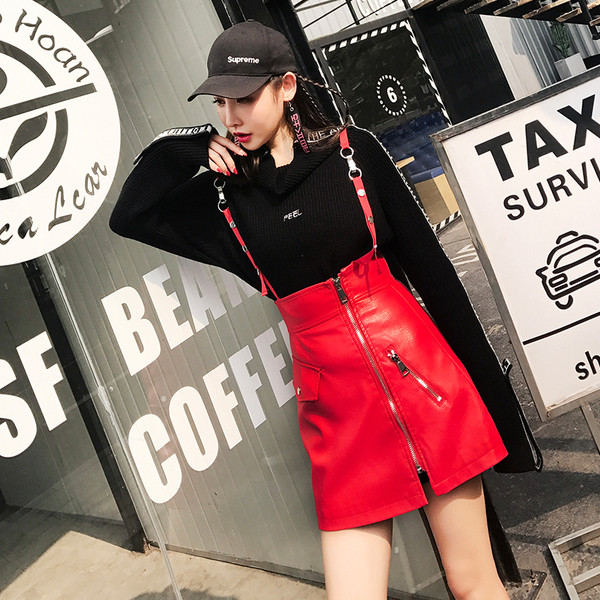 Stílusos női szoknya eko bőrből, piros színű pántokkal