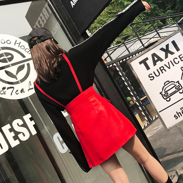 Stílusos női szoknya eko bőrből, piros színű pántokkal