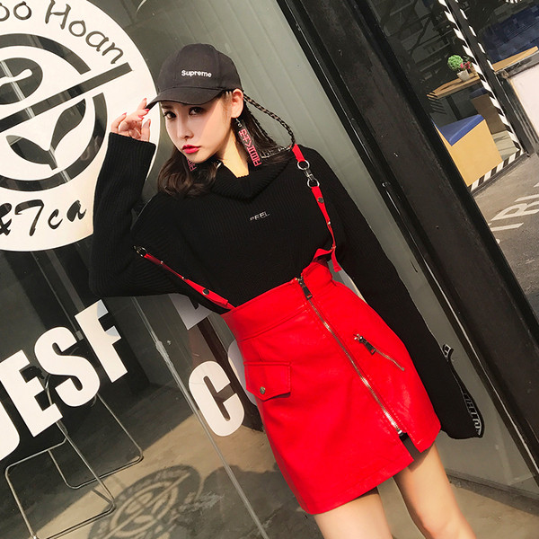 Stílusos női szoknya eko bőrből, piros színű pántokkal