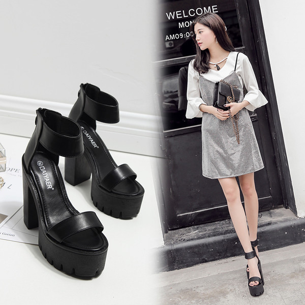 Αθλητικά κομψά γυναικεία σανδάλια από οικολογικό δέρμα, με χοντρά πέλματα, υψηλό  τακούνι σε μαύρο χρώμα